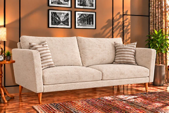 Kima SR 02 on a sofa