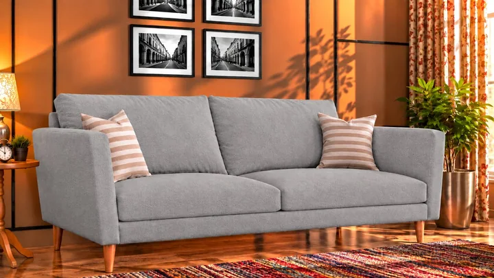 Maurice SR 07 on a sofa